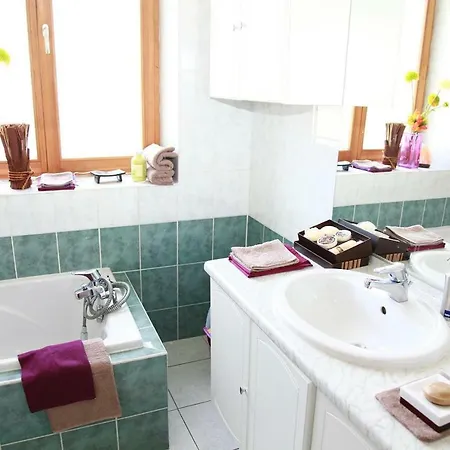 Charming 3 Bdr Swiss Border Apartman